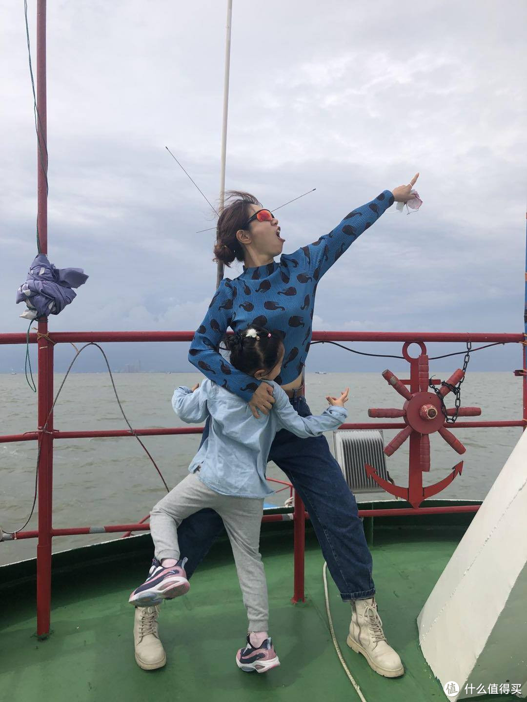 跟我闺女在渤海上徜徉，那浪大的