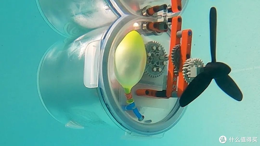 用乐高、压缩机和气球做出来小型潜水艇