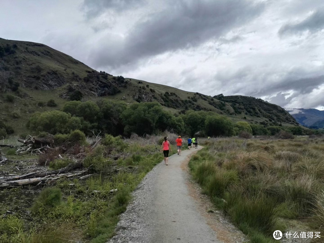 越野跑与公路跑对跑步者的要求有何不同？附登山杖选择