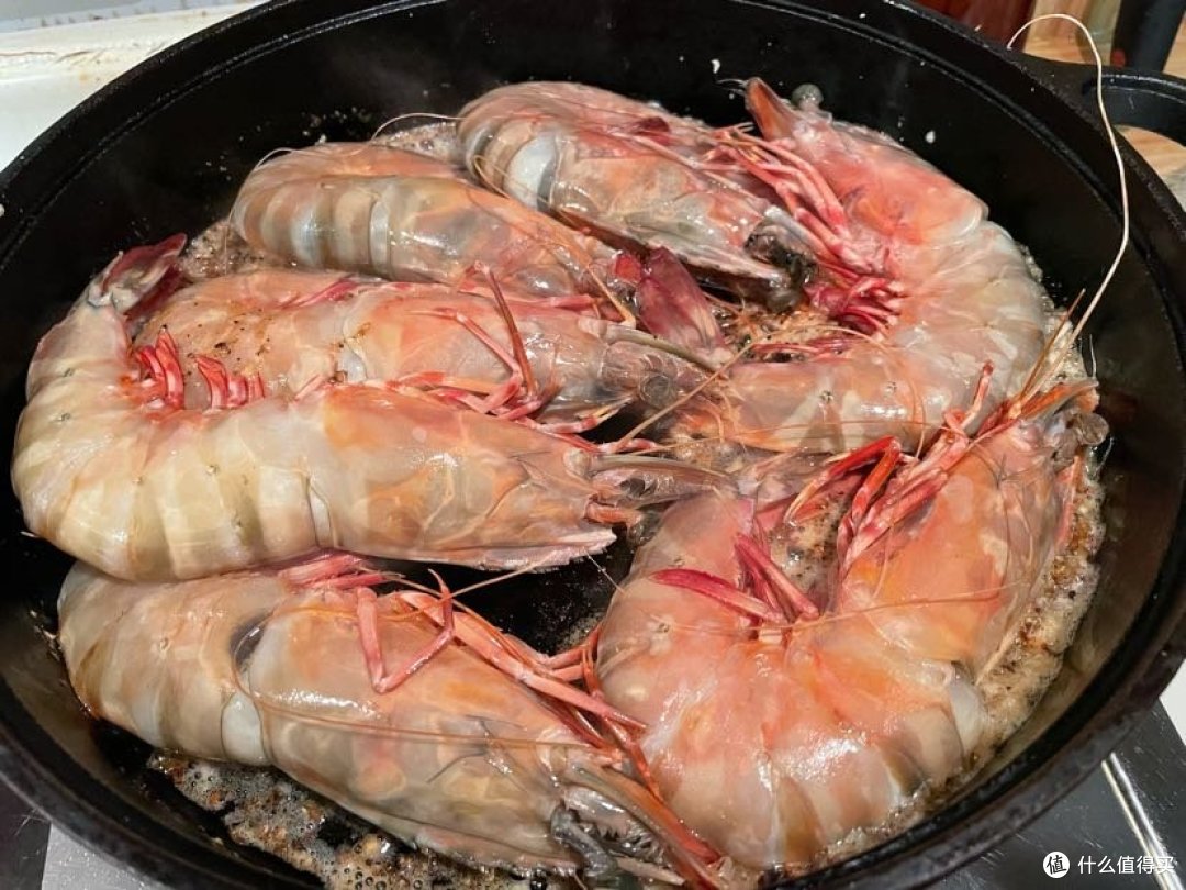 锅热后转小火，两面微微泛红即可
