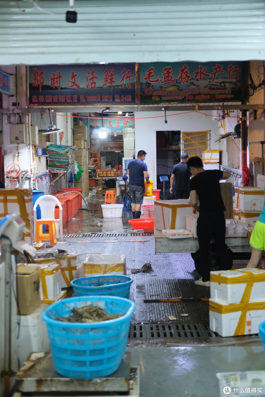 深夜才开的海鲜鬼市，人人抢货抢到手软