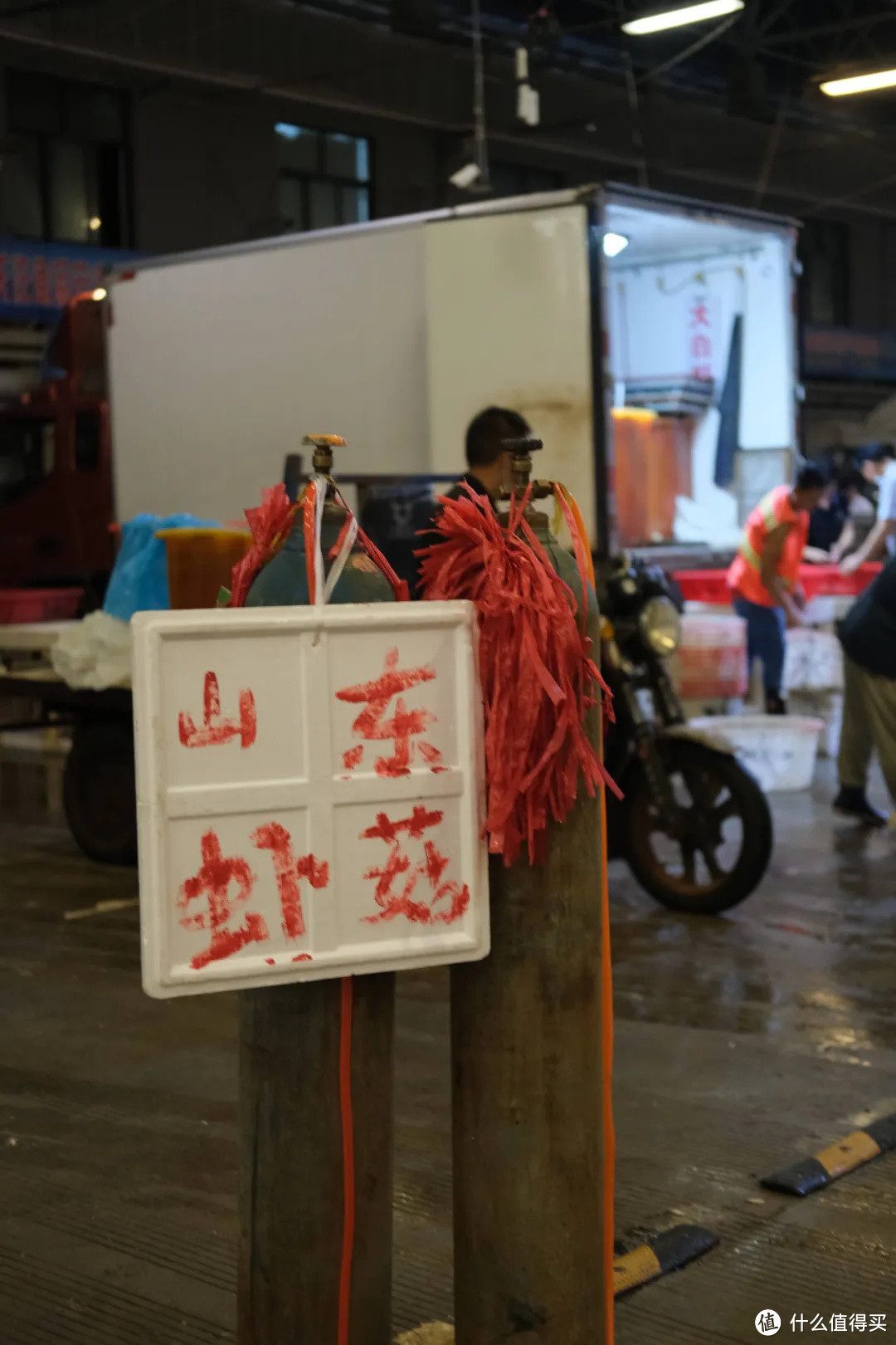 深夜才开的海鲜鬼市，人人抢货抢到手软