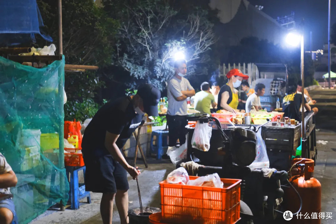 深夜才开的海鲜鬼市，人人抢货抢到手软