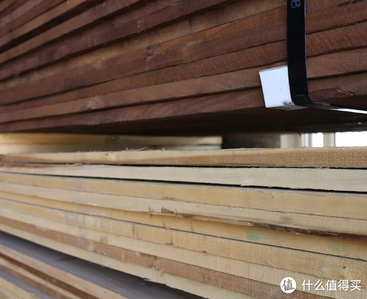 源氏木语1000多的大板床，是实木吗？是橡胶木还是橡木？味道大是咋回事？附实木家具10个知识点！