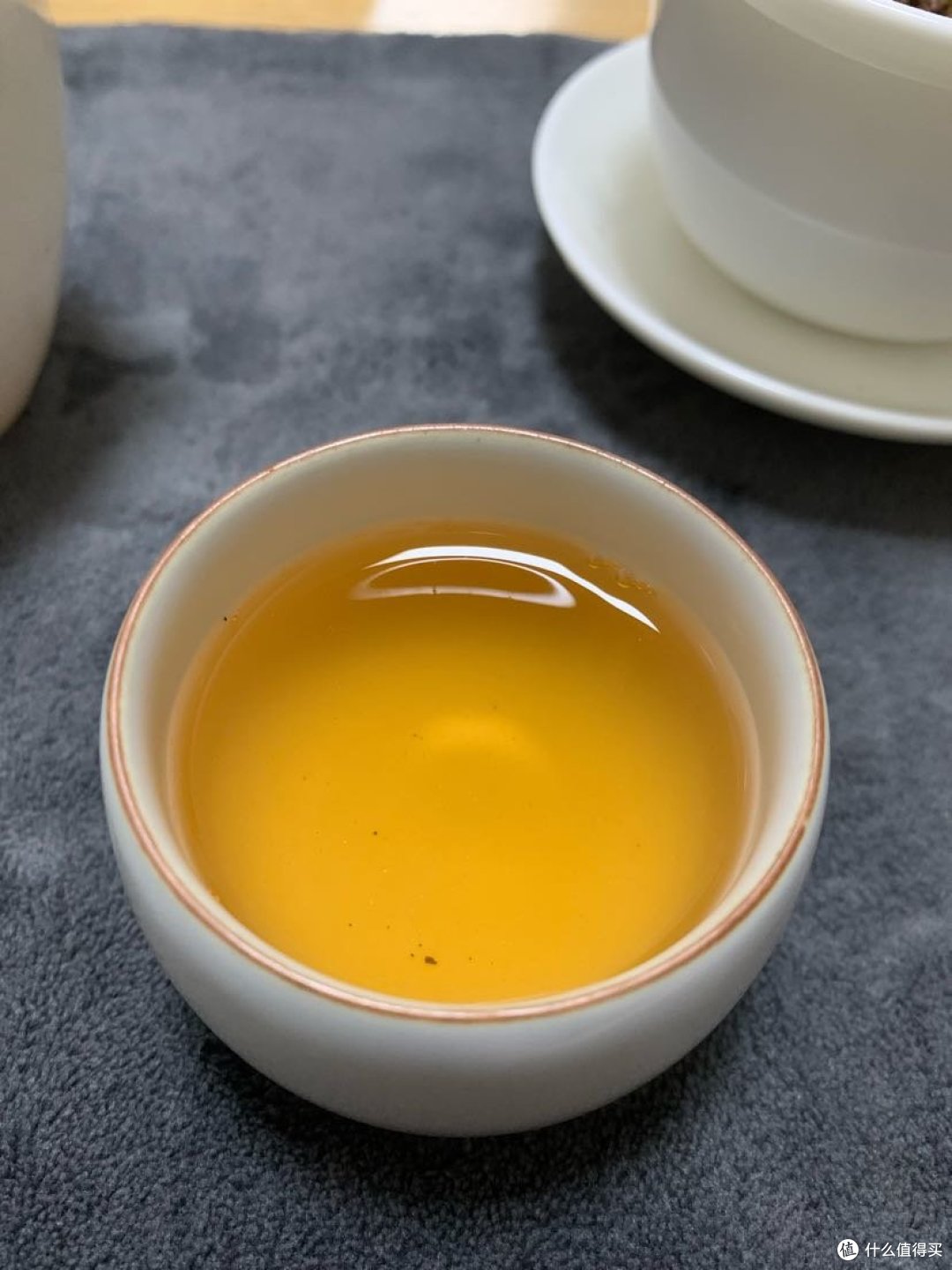 第三泡茶汤颜色，黄中带点微红，标准的年份茶的颜色