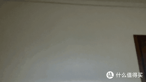 花千元把影院体验带回家，家中白墙秒变影音娱乐中心