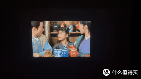 花千元把影院体验带回家，家中白墙秒变影音娱乐中心
