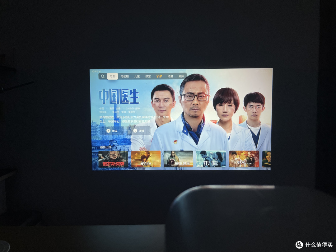 花千元把影院体验带回家，家中白墙秒变影音娱乐中心
