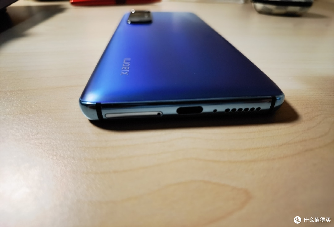 后盖蓝色非常的漂亮,小米10s是对比了多款手