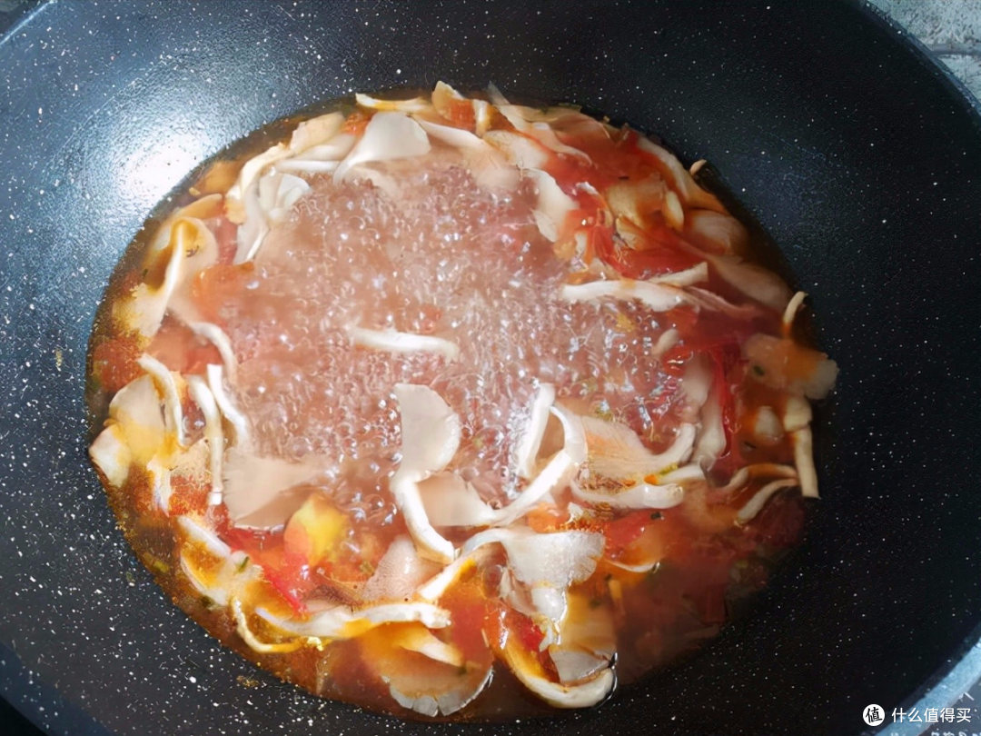 秋天要多喝汤补充水分，番茄煮汤加一点它，比鱼汤还鲜美