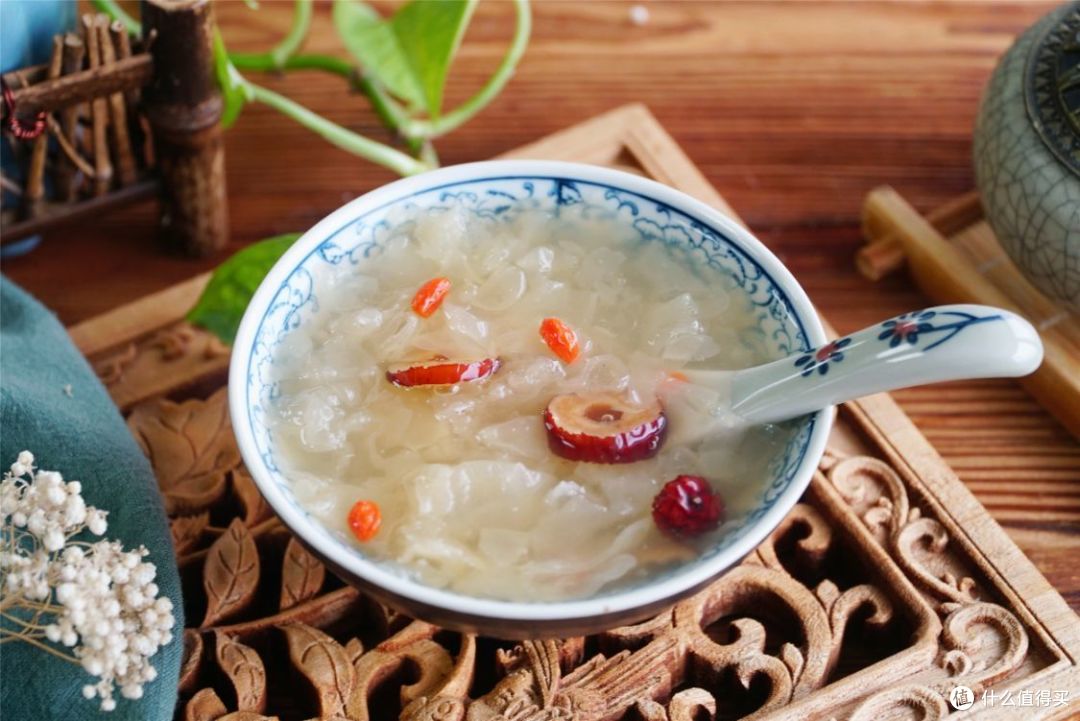 煮银耳时,记住“先泡后撕”的小窍门,出胶容易多了,很多人不懂