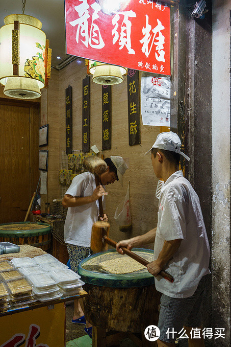 龙须糖，两位小伙打得乐呼。