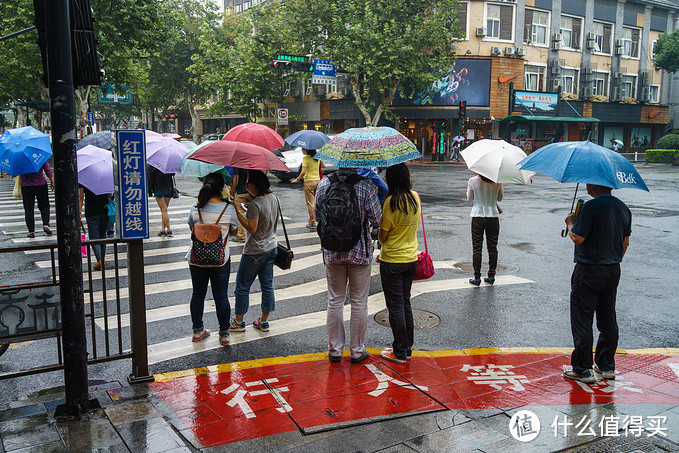 路上的行人。细雨中的杭州更迷人。