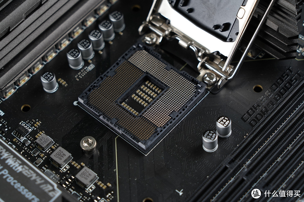 CPU菊花还是LGA 1200插槽，同时向下兼容 Intel第10代、第 11 代处理器。
