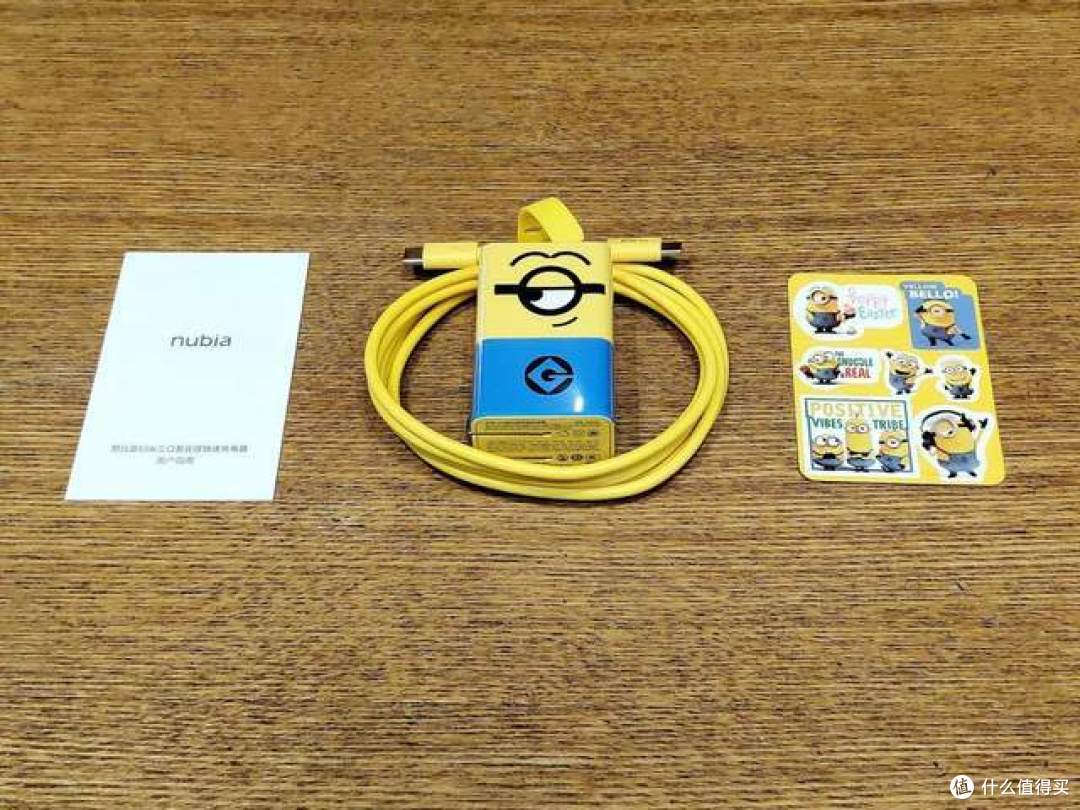 氘锋65W三口GaN充电器(小黄人版)超萌颜值,iPhone 13充电首选