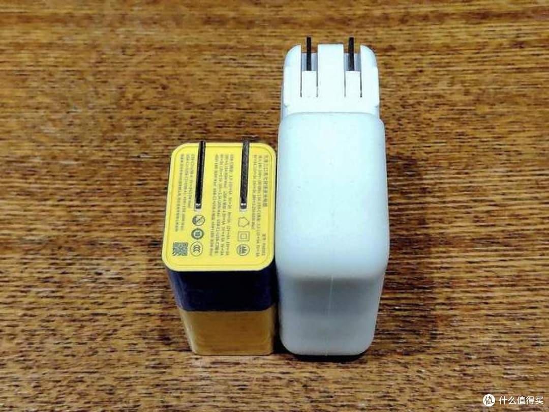 氘锋65W三口GaN充电器(小黄人版)超萌颜值,iPhone 13充电首选