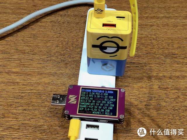 氘锋65W三口GaN充电器(小黄人版)超萌颜值,iPhone 13充电首选
