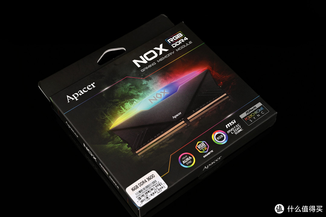 内存采用宇瞻 Apacer NOX DDR4 3600 16G RGB（8Gx2）。酷黑的包装上是1:1大小的内存效果图，华硕、微星、华擎等各个主板灯效全支持。