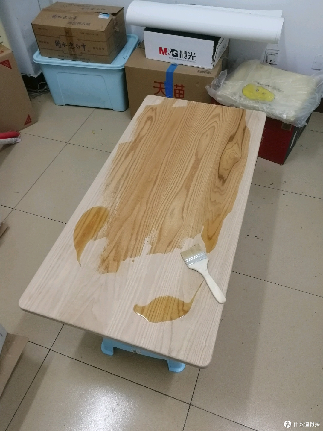 收到货后就是块素板，看不出纹路，先别着急扔，裹上鸡蛋液。。。错了，像这样刷上漆就好了。
