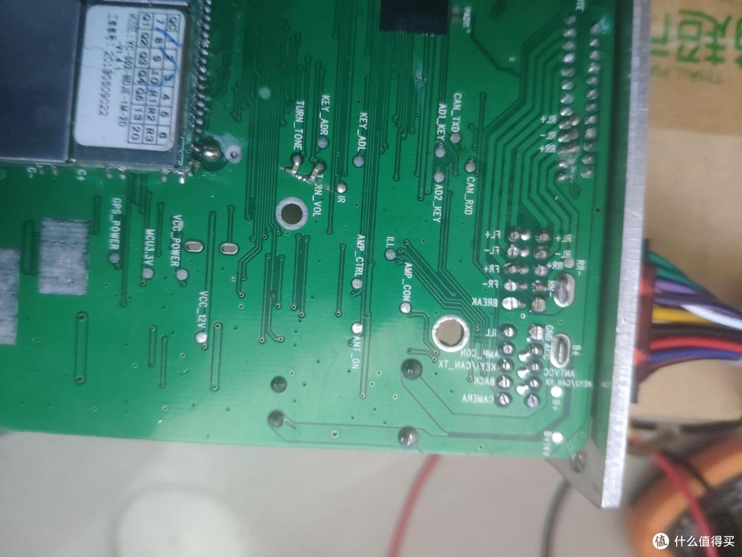 主板反面有个VCC_12V 就从这里取电了 这个取电受面板开关按钮控制的