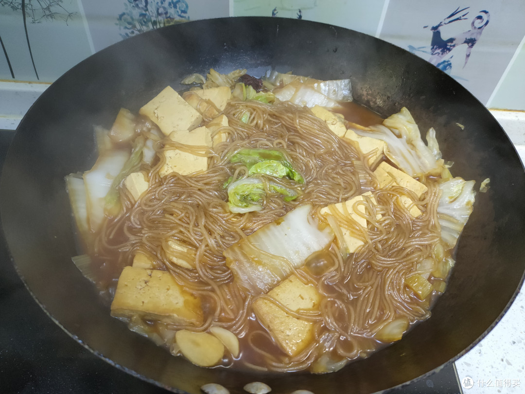 天气冷，就馋这锅“热乎菜”，三种食材一锅炖，不放肉也倍儿香