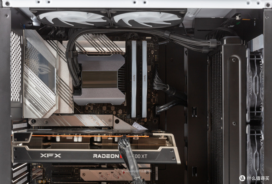 主机内部，240T30的冷头不同于其他追风者ASETEK GEN7的水冷，顶盖是铝合金的，可以说彰显与其他款式的区别吧