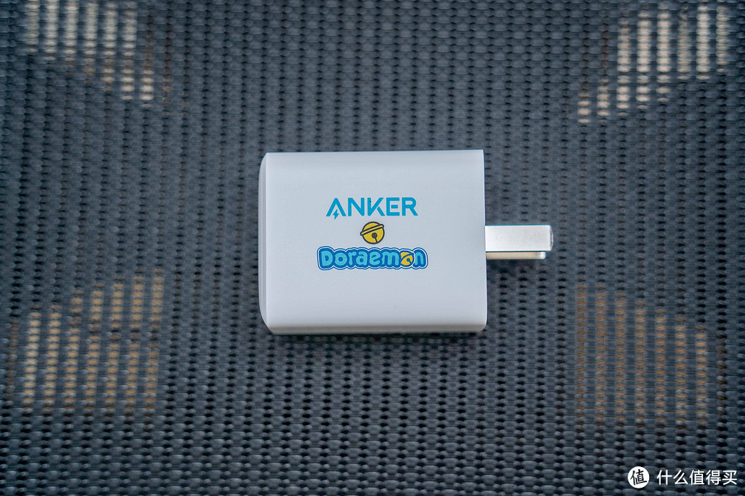 为颜值买单，Anker 哆啦A梦联名款 PD65W 充电器