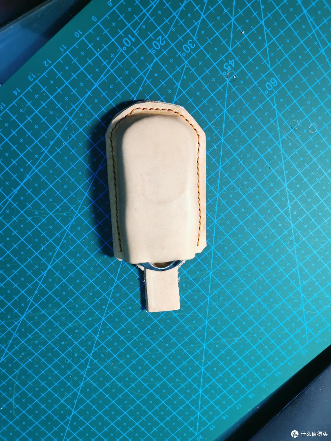 没使用量距规,凭感觉裁掉多余皮料