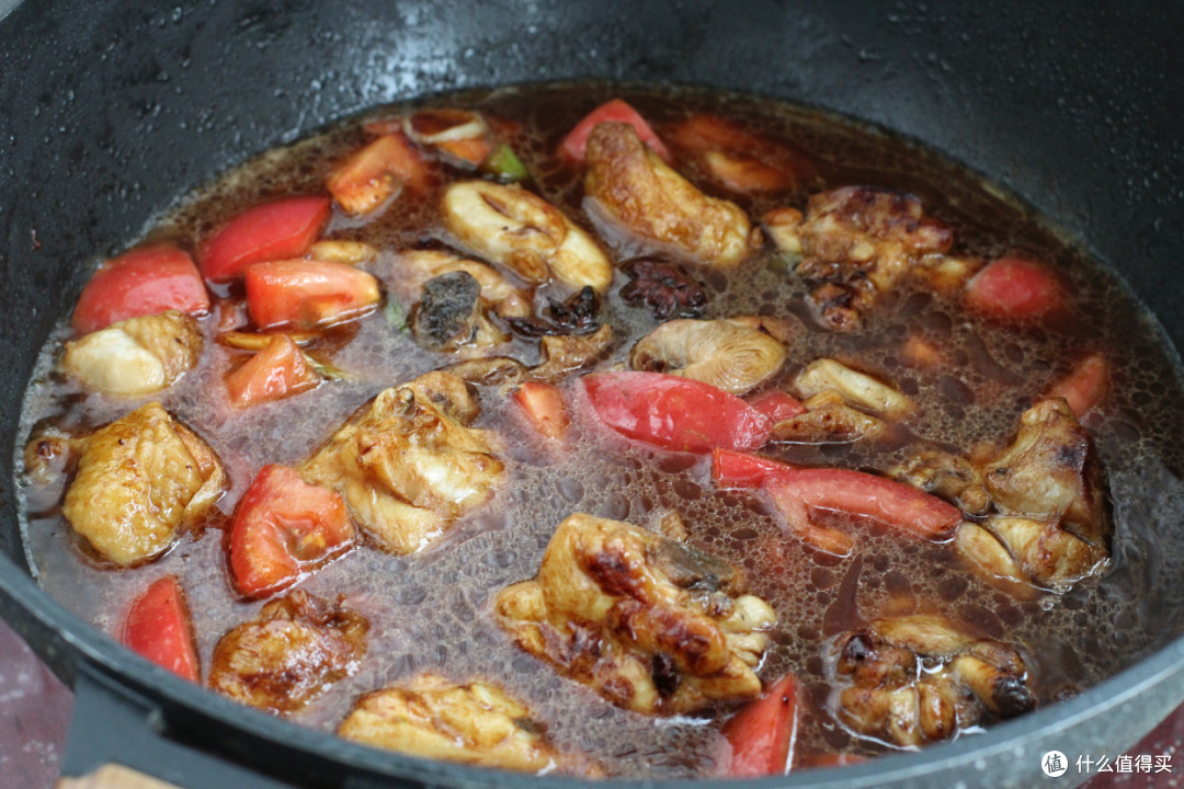 鸡腿炖土豆再加两个番茄,肉质鲜嫩汤底浓郁,米饭比平时多添一碗