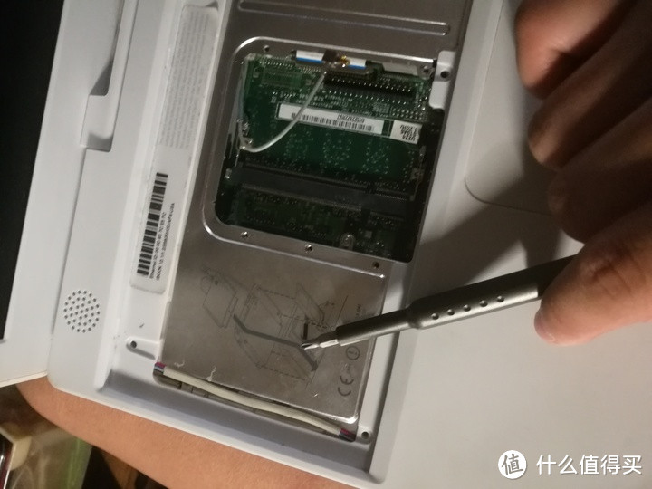 2005年的苹果笔记本今天还能用吗?(iBook G4拆机教程+可用性展示)