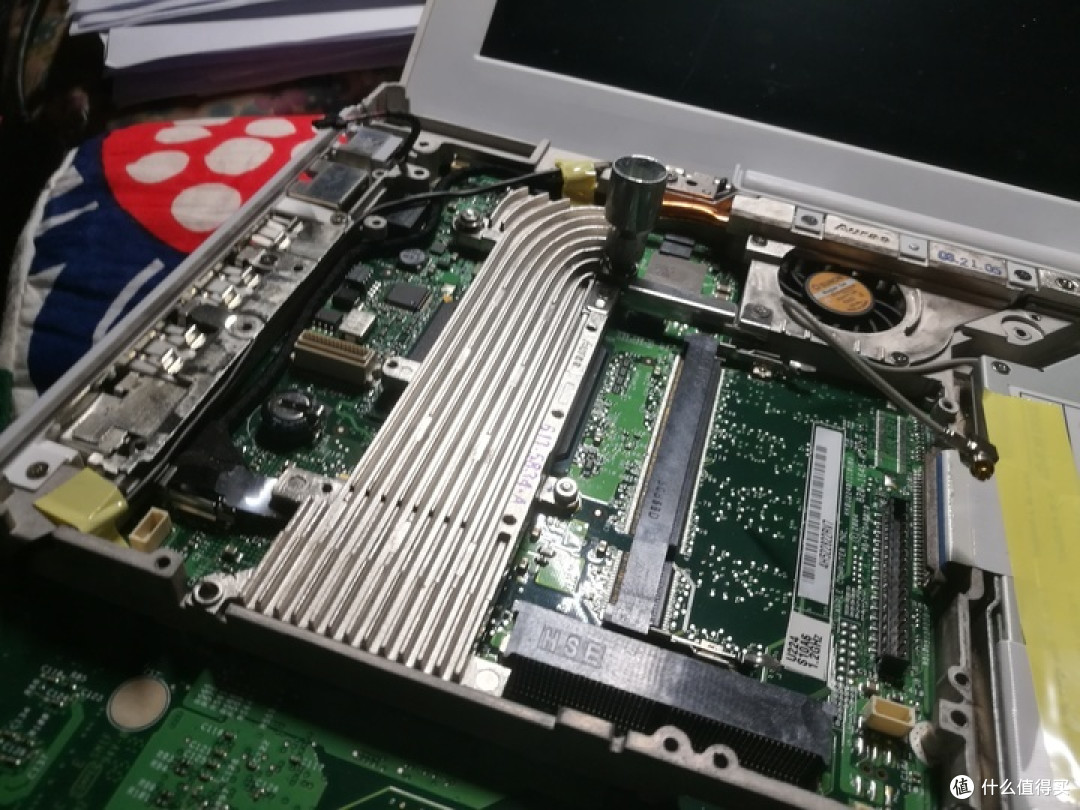 2005年的苹果笔记本今天还能用吗?(iBook G4拆机教程+可用性展示)