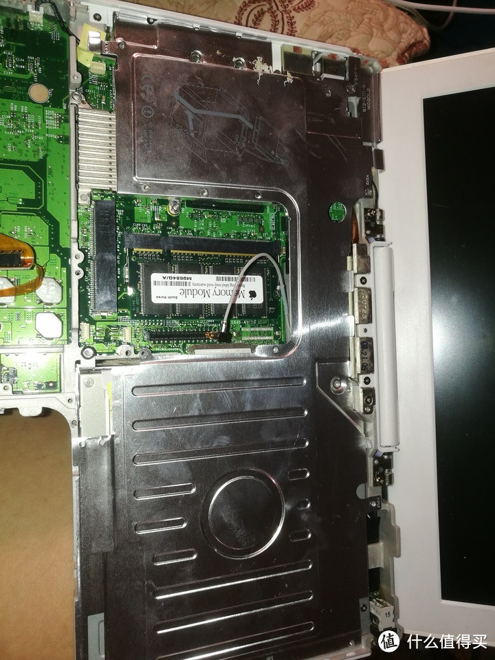 2005年的苹果笔记本今天还能用吗?(iBook G4拆机教程+可用性展示)