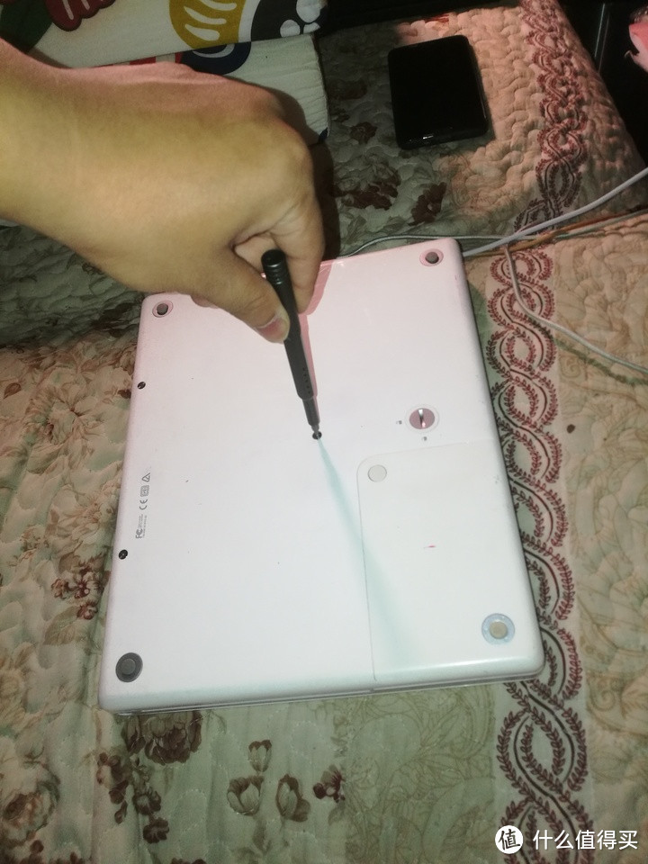 2005年的苹果笔记本今天还能用吗?(iBook G4拆机教程+可用性展示)