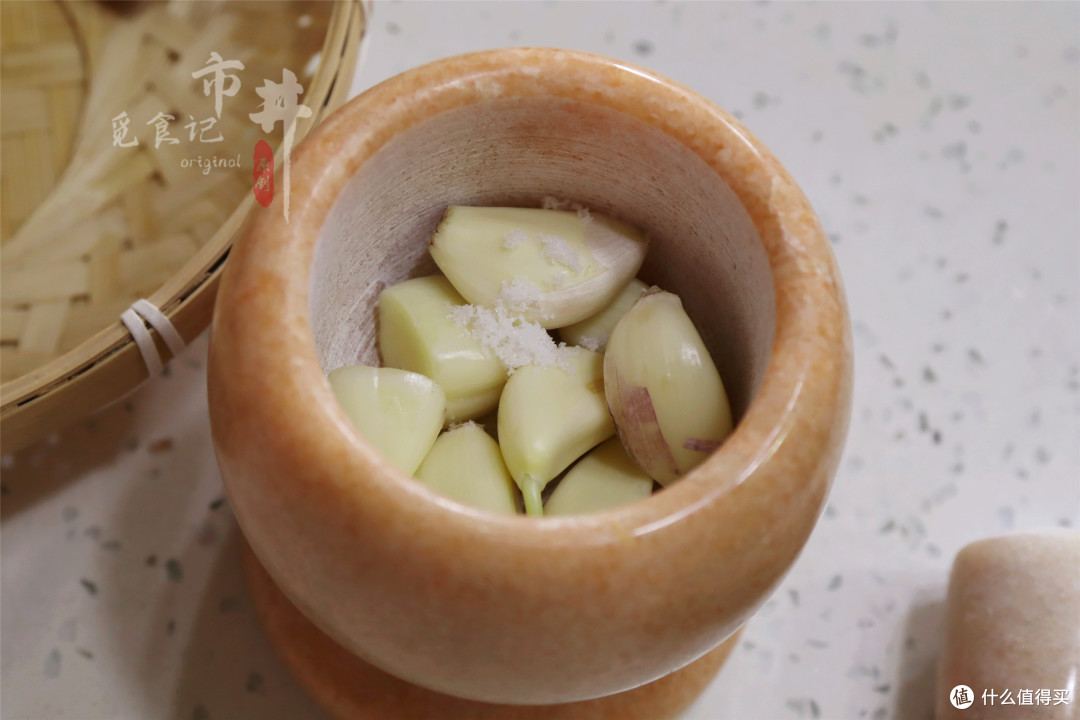 天冷了,鸡蛋和大蒜是绝配,拌在一起好吃又暖和,很多人还不知道