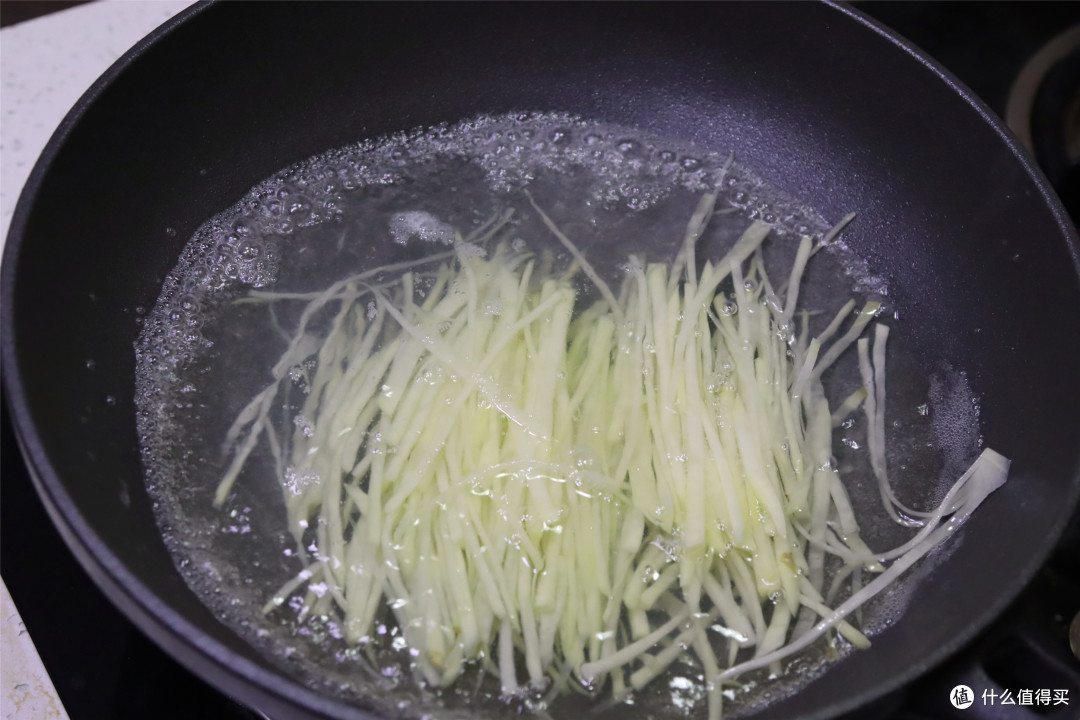 炒土豆丝,掌握放醋时间是关键,搞错的不少,做对了随便炒也好吃