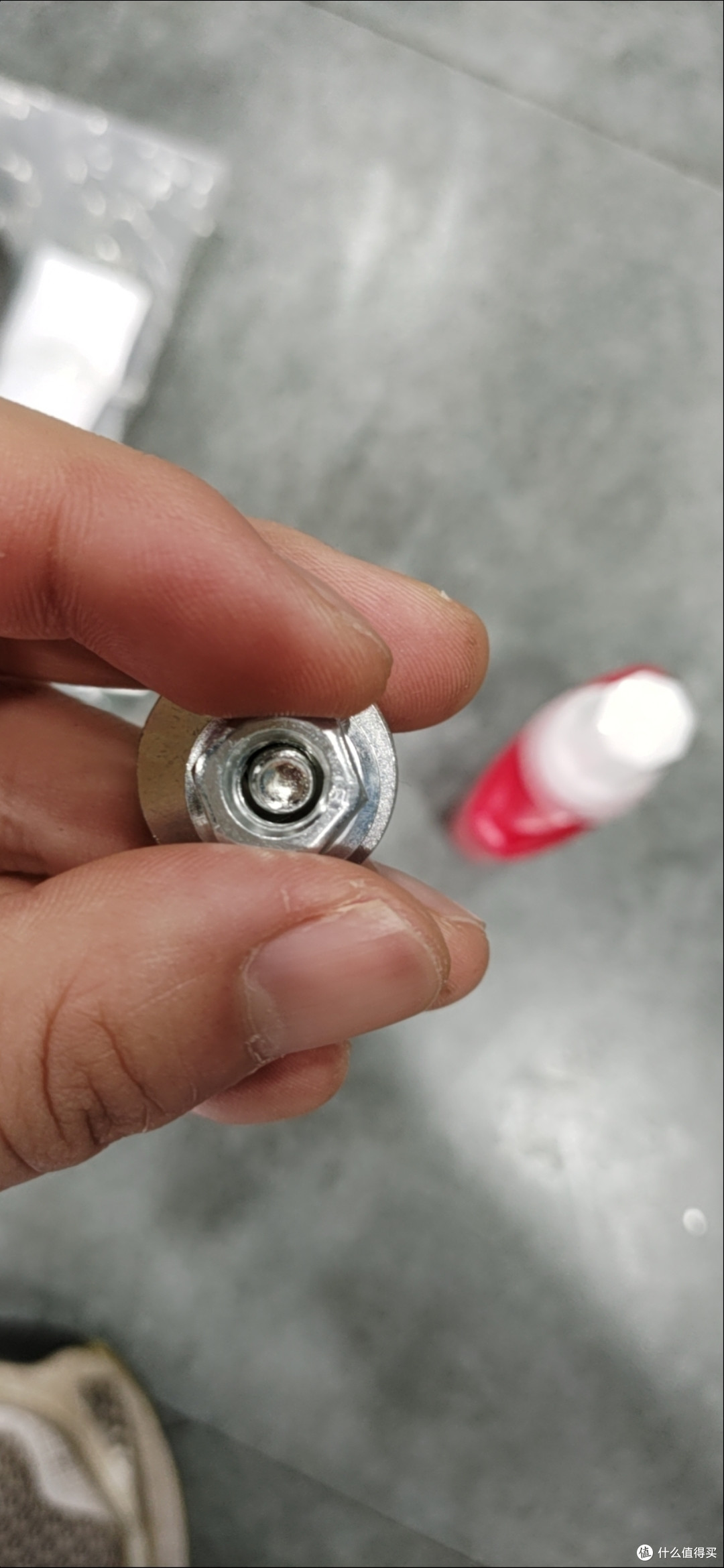 拧之前先涂上螺丝胶