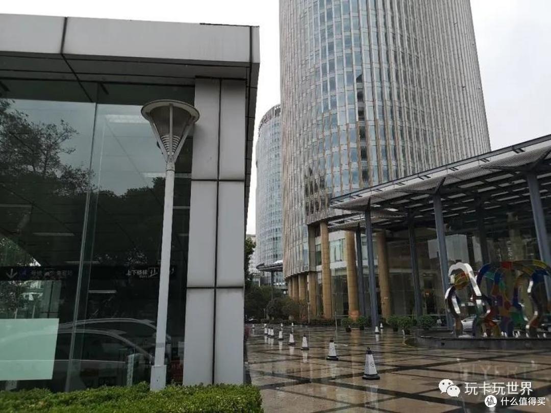 酒店门口就是4号线塘桥地铁站