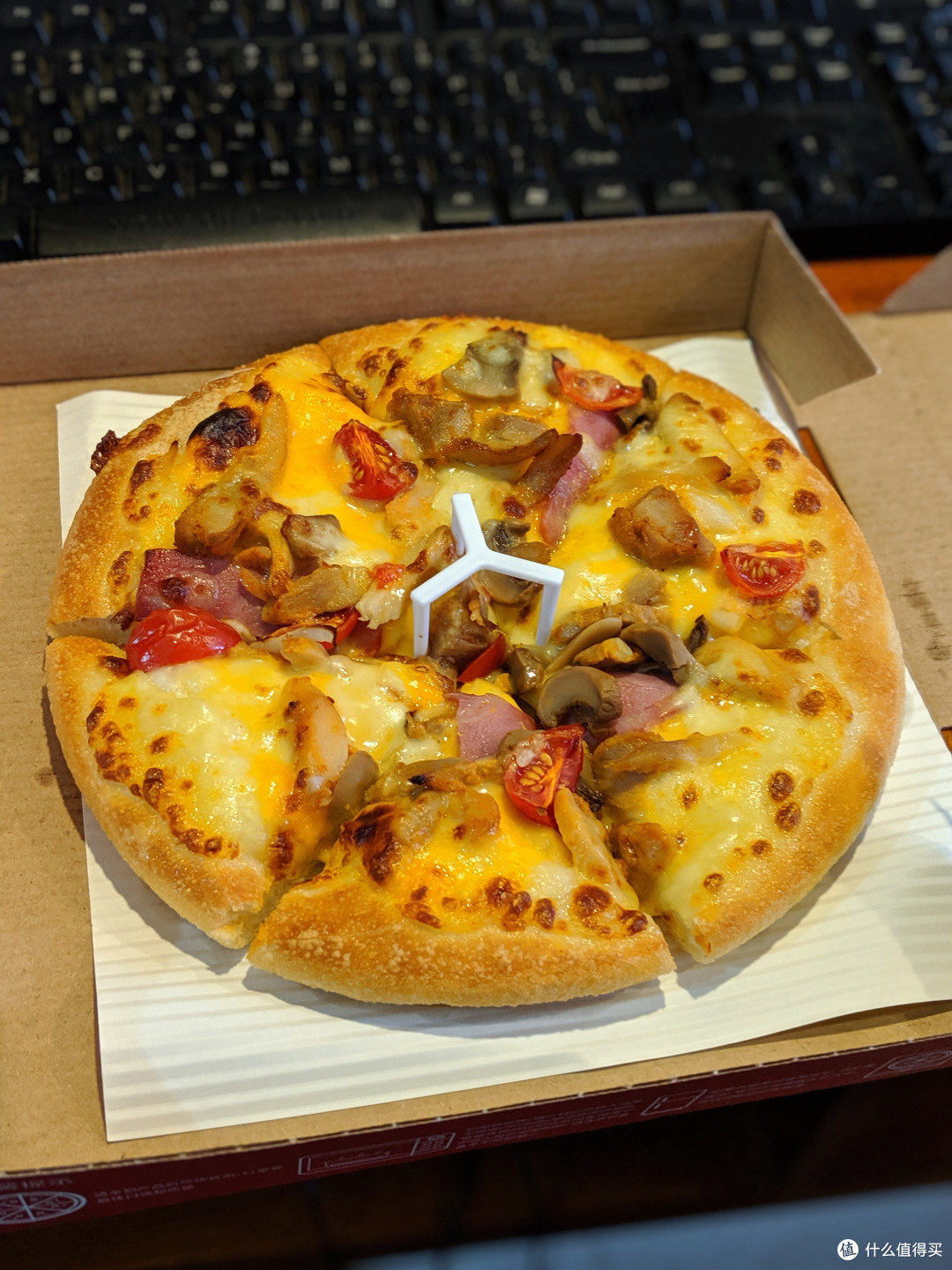 人像模式拍的食物，非常好的被软件识别出了，看起来不但非常可口，背后的键盘被很好的虚化掉了（不过单反党肯定会说这虚化数码味太重了）