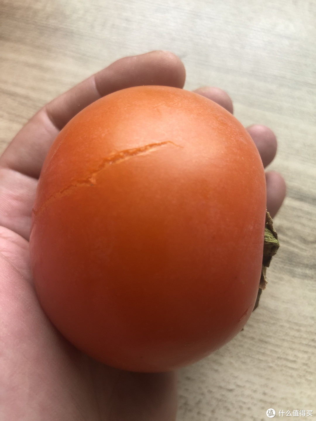百吃不厌的秋季盛行柿子水果,红透的颜色鲜嫩的肉感,真好吃!
