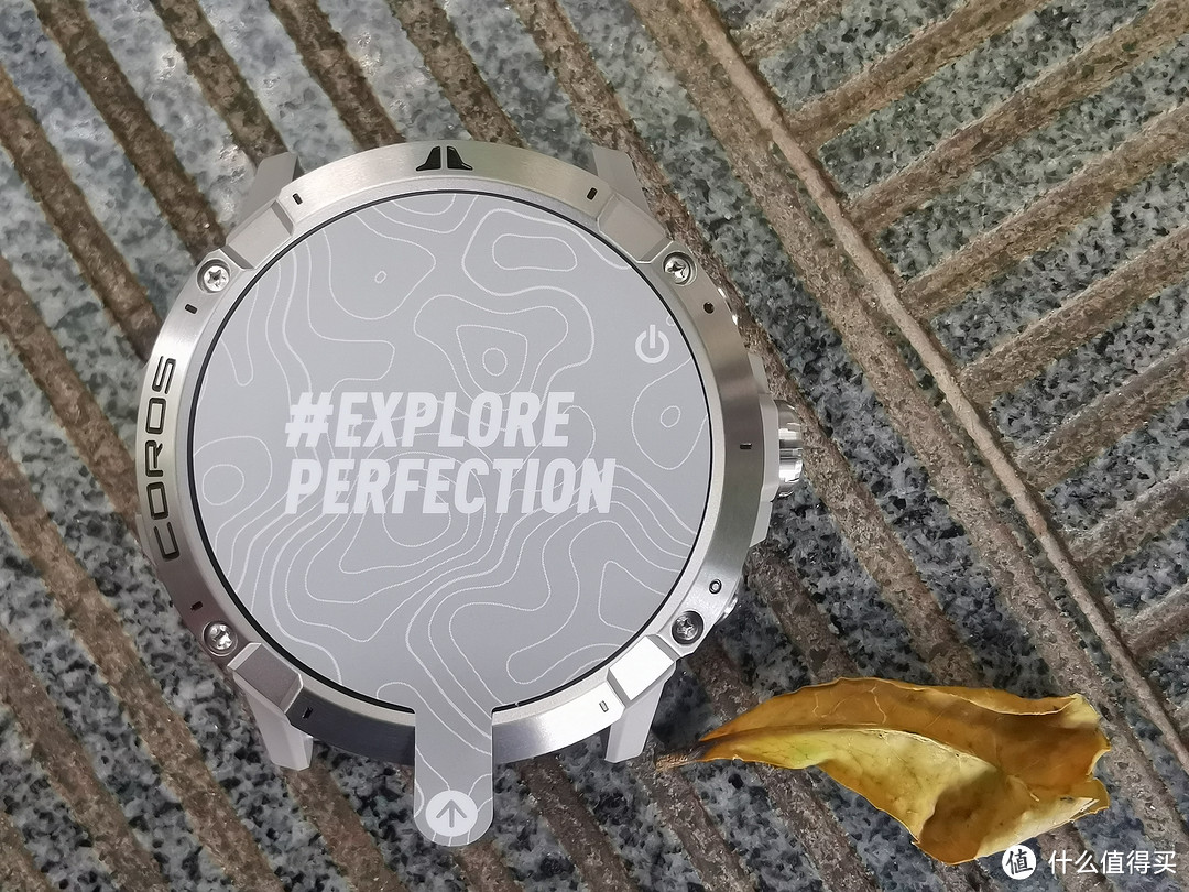 原装表盘贴上面依旧是“#EXPLORE PERFECTION”的slogan，意思是“探索极致”，背景是户外运动的标志——等高线；与此同时还标注了开机按钮的位置。