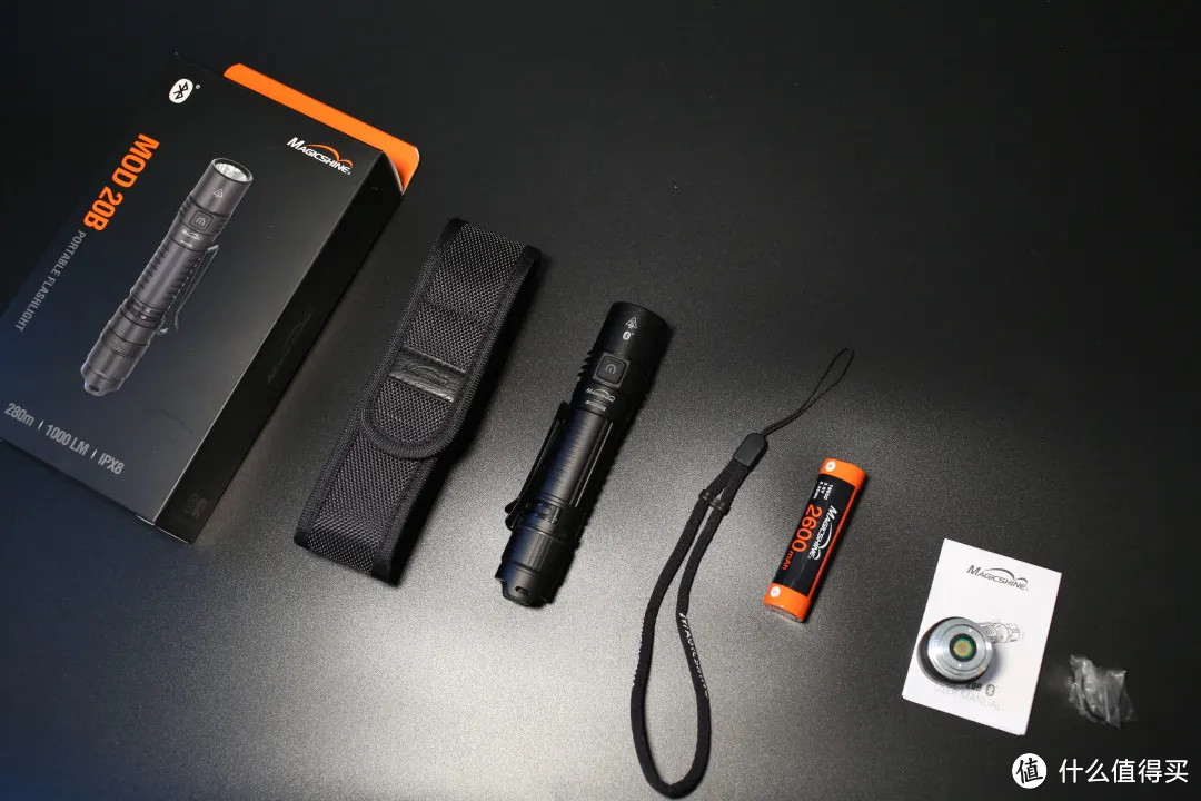 迈极炫MOD 20B便携手电筒，黑暗中的光明与信任