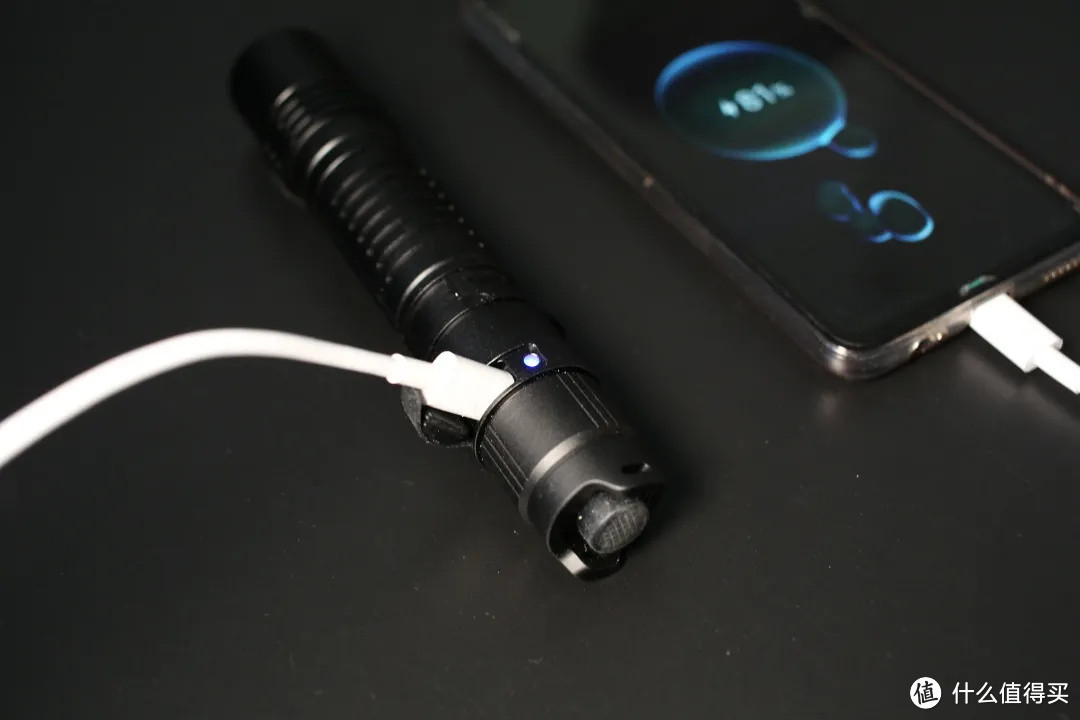 迈极炫MOD 20B便携手电筒，黑暗中的光明与信任