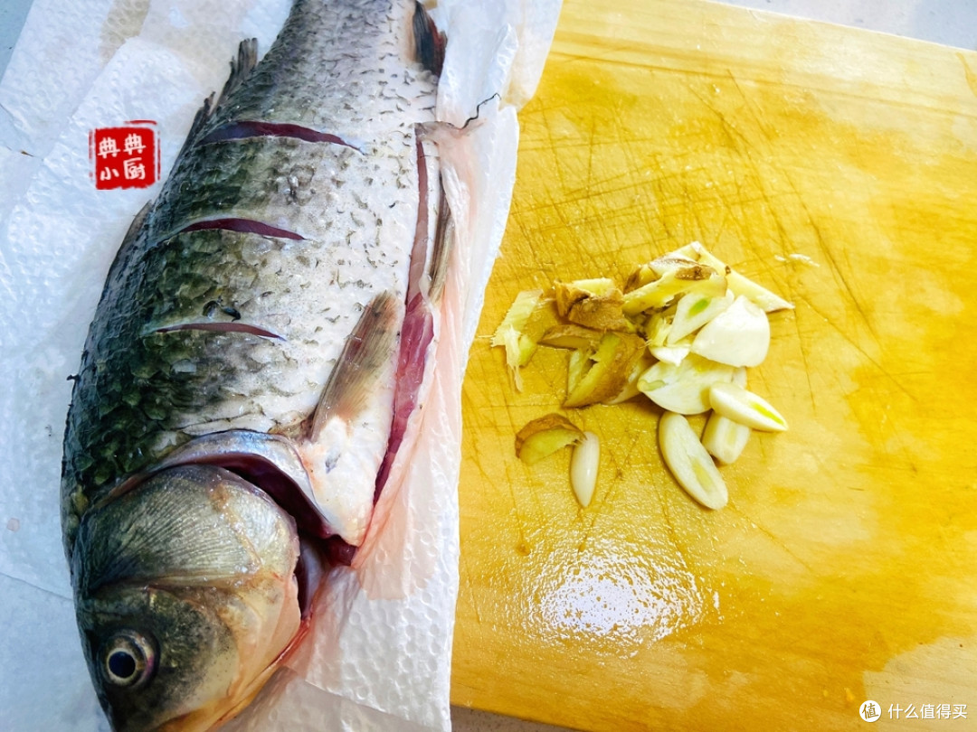 鲫鱼红烧也好吃,肉质细腻,营养又美味