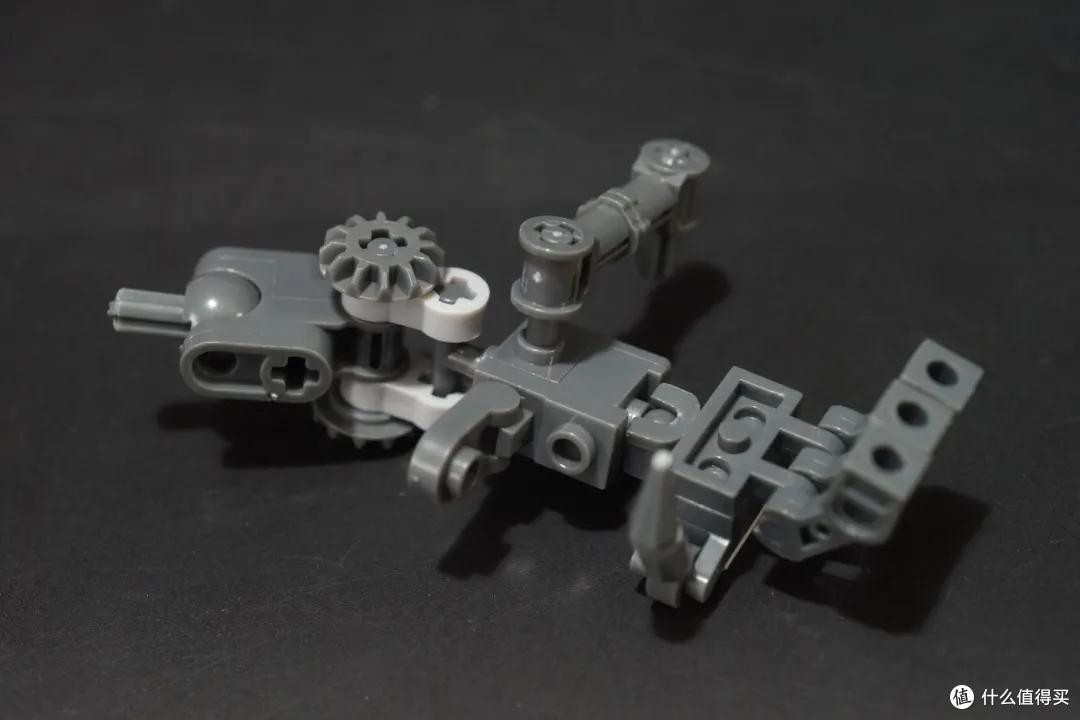 本作大量使用十字轴连接的球形关节,可动和稳定性都还不错球型零件有