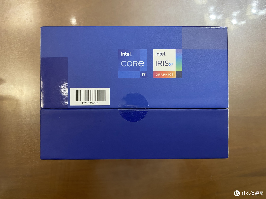 箱子右侧面有酷睿i7和Iris Xe核显的标志。