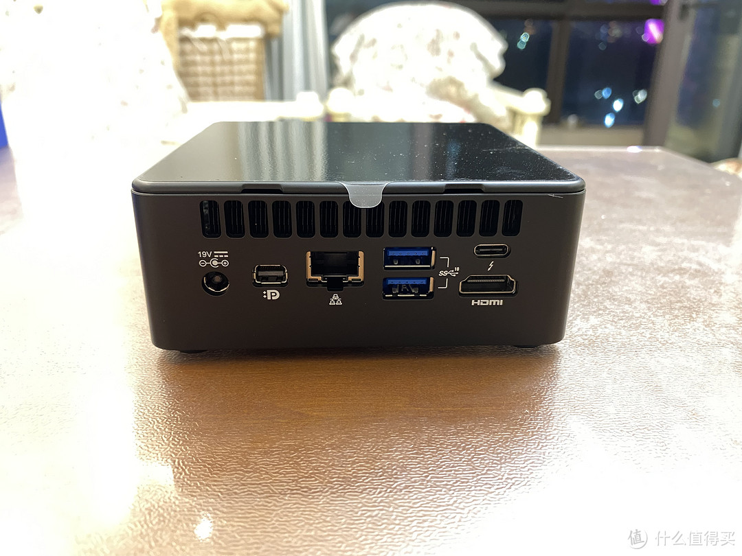 背面接口很多。从左到右依次是电源、MiniDP1.4、2.5G以太网、两个USB3.1、一个雷电3和一个HDMI2.0接口。