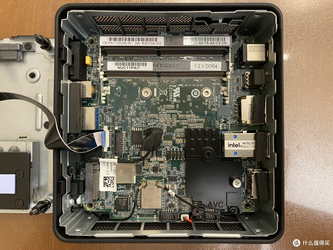 主板上能看到两个内存插槽,一个2280的硬盘插槽.