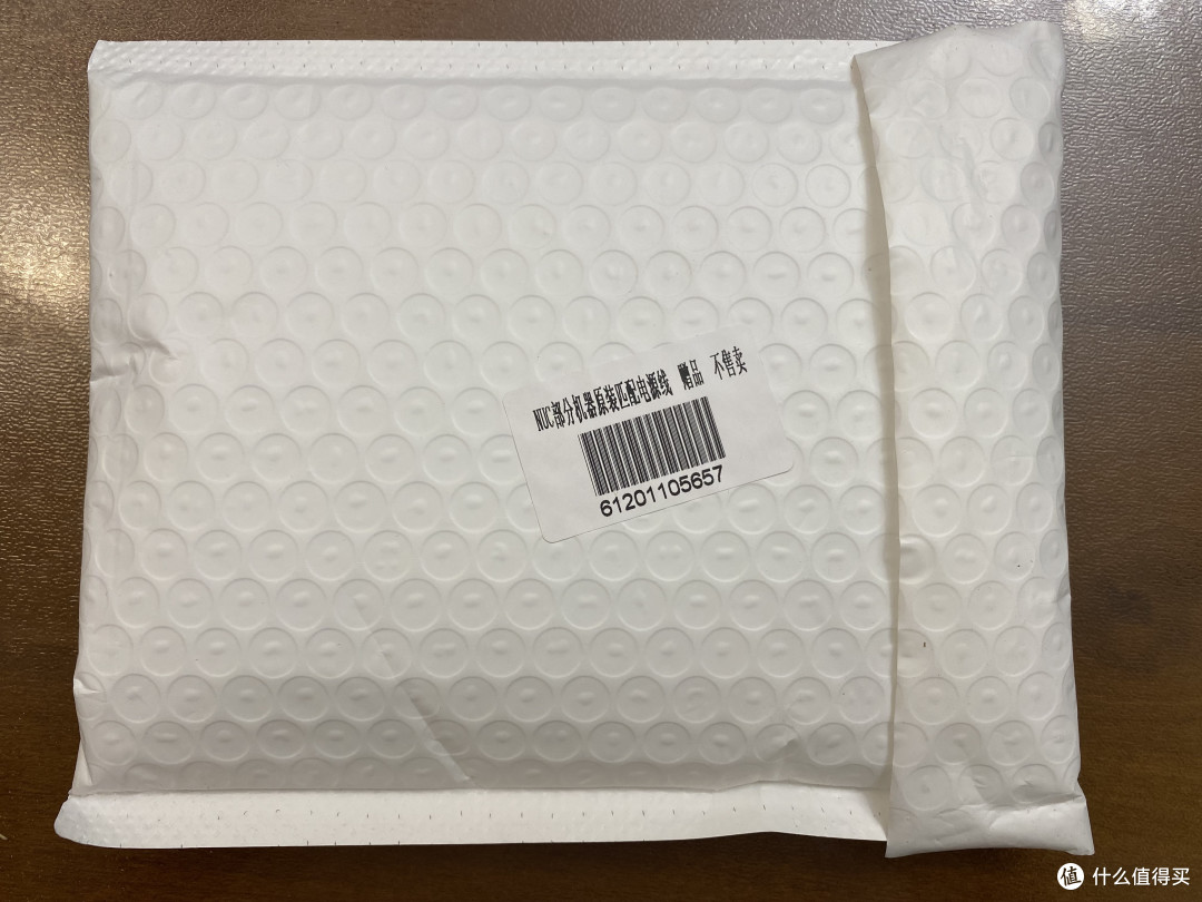 才想起来赠送的电源线，现在也要把它拆包了。“399元”的电源线，会是什么样子？