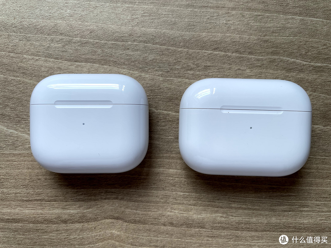 正面对比 左AirPods3，右AirPods Pro