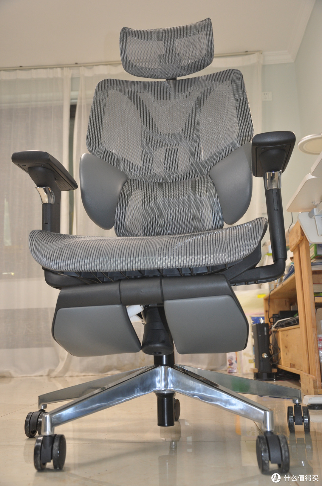 支撑到位，智慧护腰-黑白调 E3人体工学椅